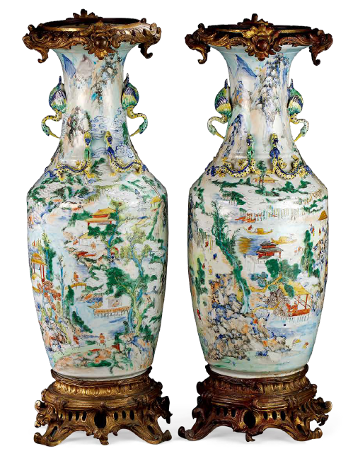 “外銷瓷”是指我國(guó)生產(chǎn)的，專門銷往國(guó)外的瓷器，清代“一口通商”時(shí)期，中國(guó)瓷器遠(yuǎn)銷歐美，對(duì)歐美人民生活影響深遠(yuǎn)。這一時(shí)期輸出的瓷器種類眾多，有粉彩、廣彩、青花、五彩等，器物造型及紋飾圖案既保留了中國(guó)制瓷藝術(shù)的傳統(tǒng)特征，又汲取了歐美的藝術(shù)精華，從而燒制出了大量精美的瓷器。圖為清同治廣彩風(fēng)景人物紋雙鶴耳鑲銅配件大瓶（一對(duì)）。（來源：廣州十三行博物館）