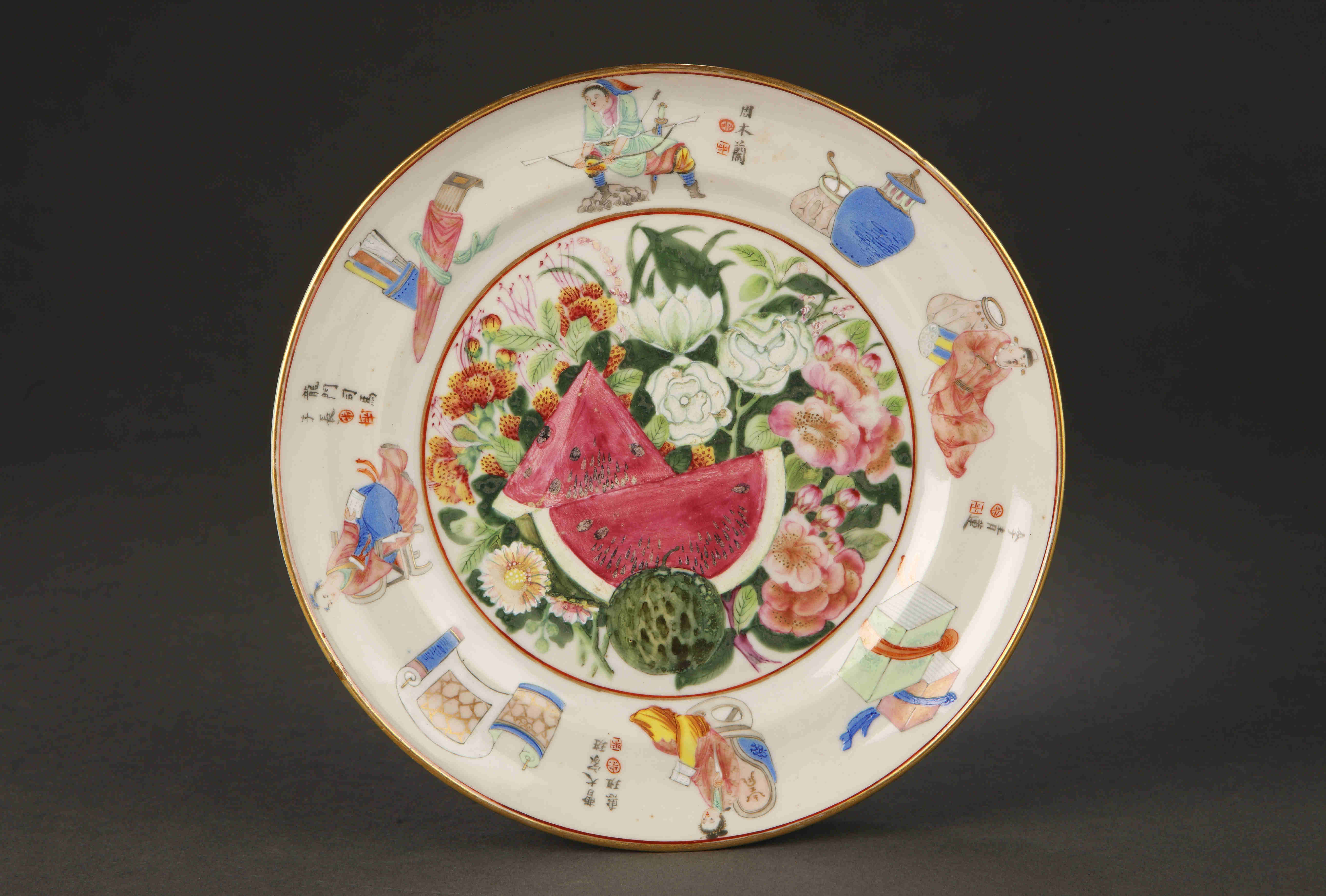 圖為清道光廣彩描金《無雙譜》花果紋碟。這是一套《無雙譜》碟，共12件，邊飾相同，皆繪《無雙譜》紋。碟心繪嶺南佳果圖，有荔枝、菠蘿、香蕉、楊桃等，描繪寫實(shí)，色彩艷麗。（來源：廣州十三行博物館）