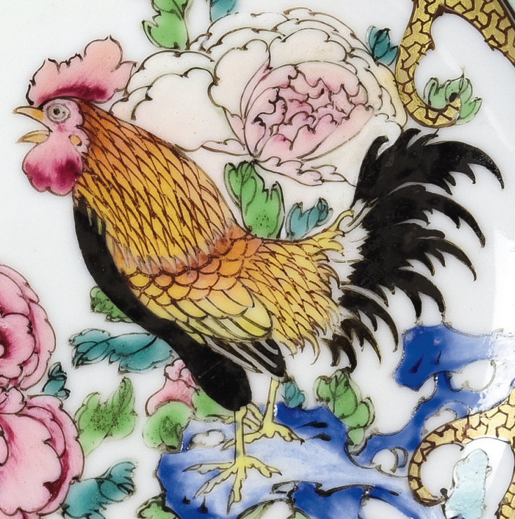 圖為清雍正廣彩“白云山人”碟細(xì)節(jié)圖，碟心繪一只高昂雄雞立于一太湖石上，雞冠高聳，引吭高鳴。（來源：廣州十三行博物館）