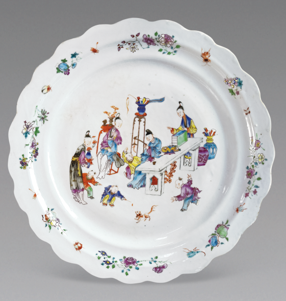 圖為清雍正廣彩嬰戲紋花口碟，通碟施白釉，碟沿對稱繪四組折枝花卉。（來源：廣州十三行博物館）